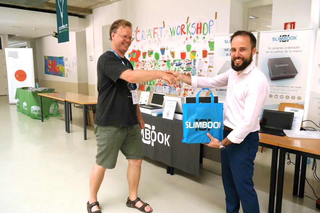Alejandro López (höger), VD för Slimbook, med Adriaan de Groot från KDE e.V. styrelsen.